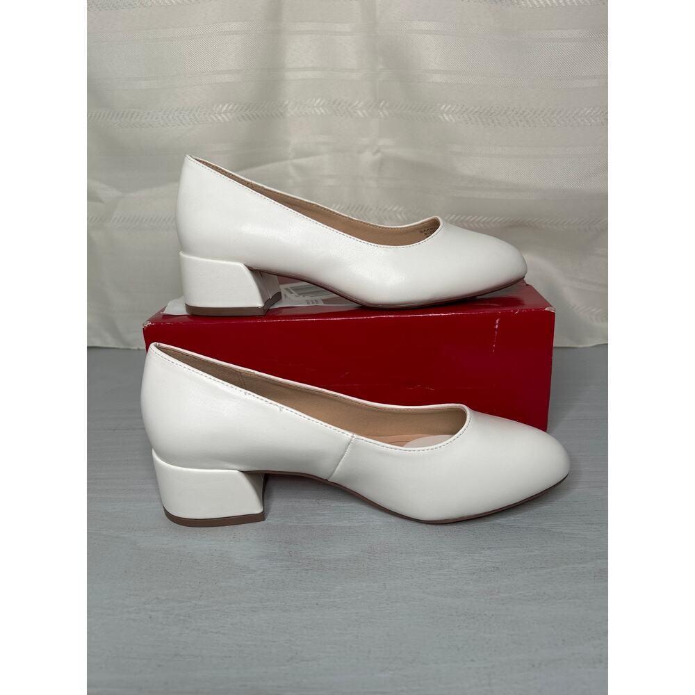 Journee Collection Saarii Round Toe Block Heel Pumps White Size 7 Wide - Picture 14 of 14